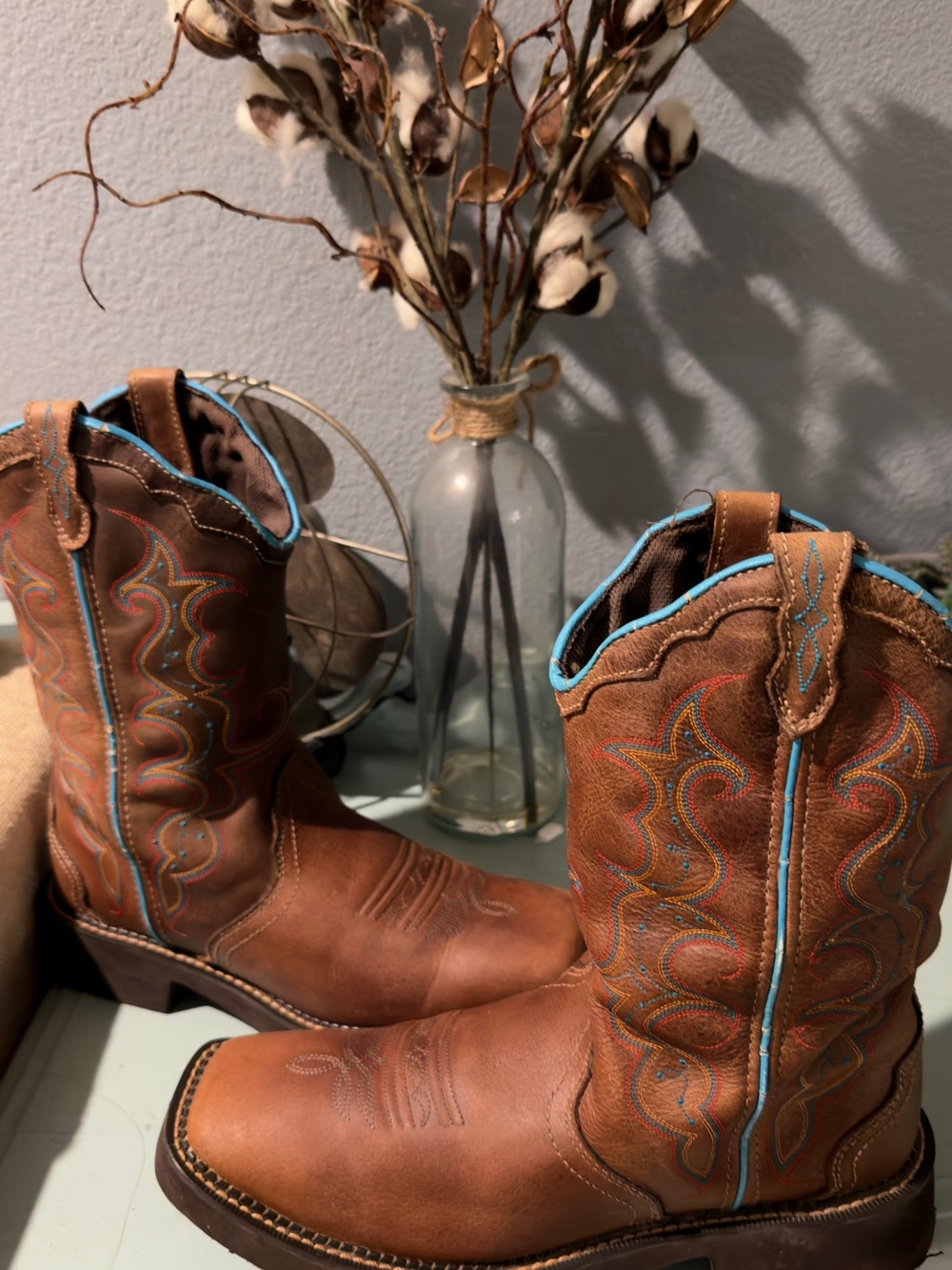 Women’s 11B Justin Brown Leather Western Cowboy Boots with Turquoise Stitching